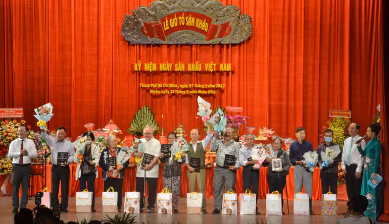 Lãnh đạo Thành phố tặng quà cho các nghệ sĩ cao tuổi, nghệ sĩ gặp khó khăn trong cuộc sống.