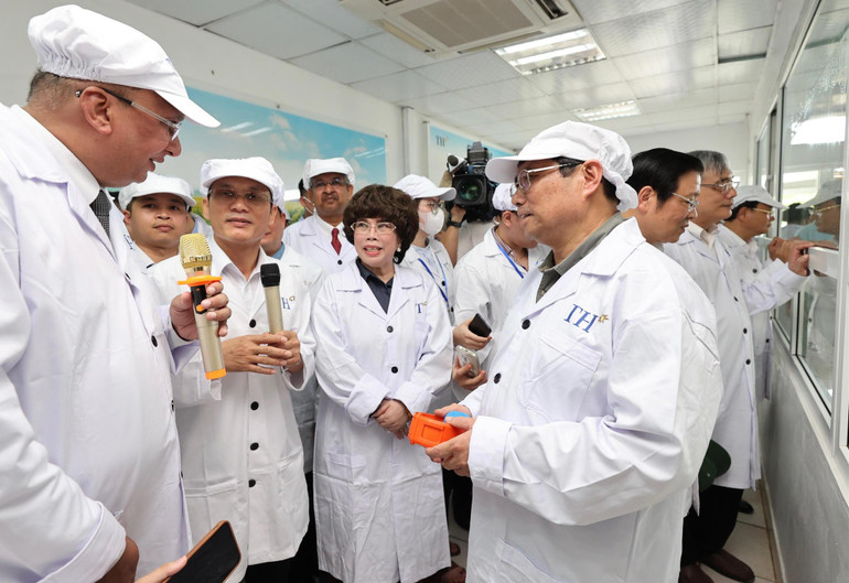 Thủ tướng Phạm Minh Chính nghe giới thiệu về công nghệ chăn nuôi bò sữa tập trung của Tập đoàn TH.