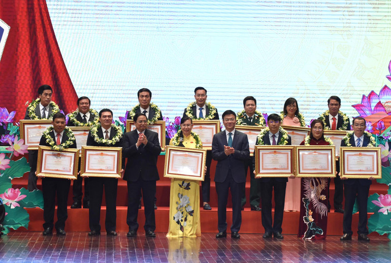 Thủ tướng Phạm Minh Chính và Bộ trưởng Tư pháp Lê Thành Long với các cá nhân, tập thể được trao bằng khen của Thủ tướng vì có thành tích xuất sắc trong 10 năm hưởng ứng ngày Pháp luật Việt Nam.