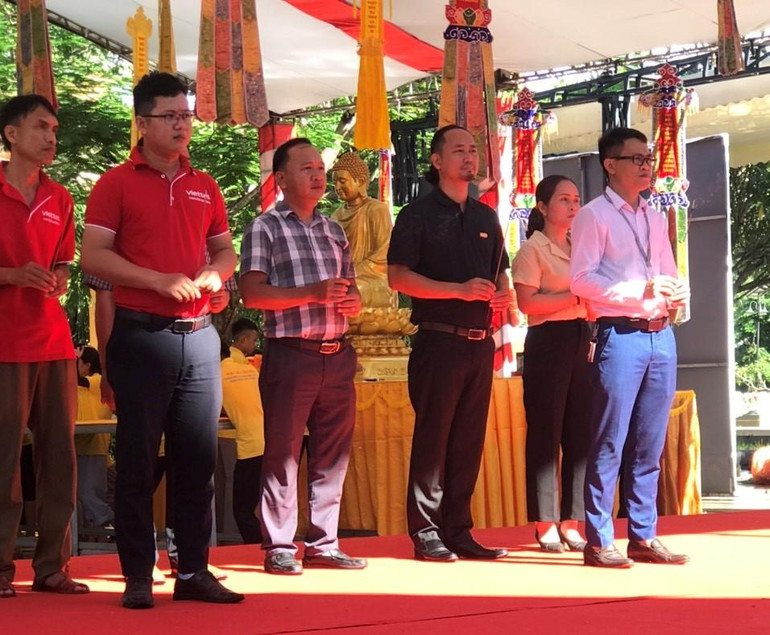 Các đại biểu dâng hương tại Nghĩa trang quốc tế Việt Lào