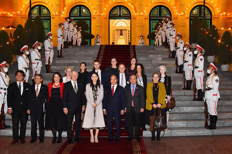 Chủ tịch nước Nguyễn Xuân Phúc, Thủ tướng New Zealand Jacinda Ardern và các đại biểu chụp ảnh chung trong khuôn viên Phủ Chủ tịch sau buổi tiếp.