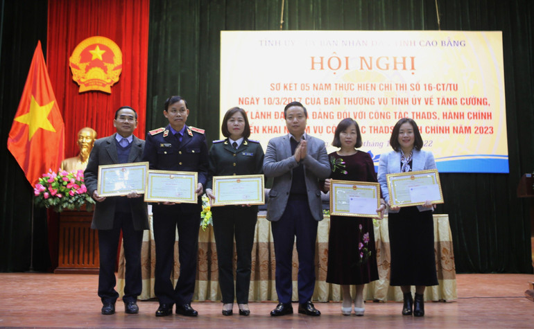 Lãnh đạo Ủy ban nhân dân tỉnh Cao Bằng trao Bằng khen cho cá nhân có thành tích trong công tác thi hành án dân sự.