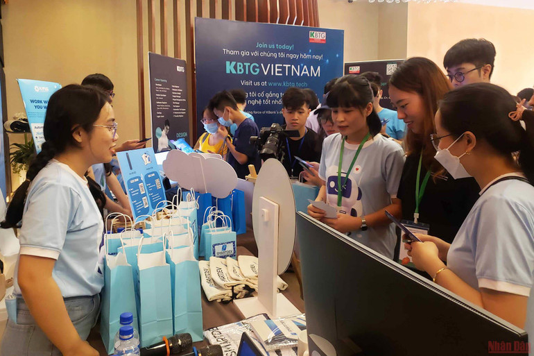 Gian hàng công nghệ thu hút người trẻ tham gia trải nghiệm. Gian hàng công nghệ thu hút người trẻ tham gia trải nghiệm.