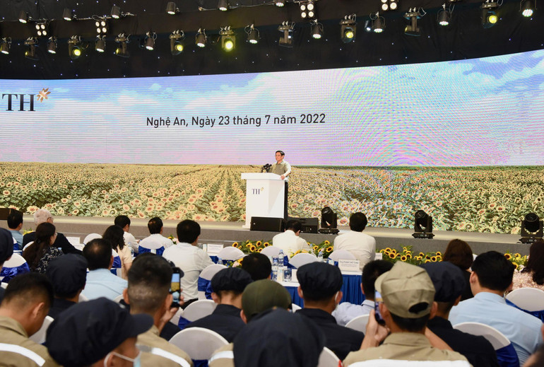 Thủ tướng Phạm Minh Chính phát biểu nhân chuyến thăm vùng sản xuất nông nghiệp công nghệ cao.