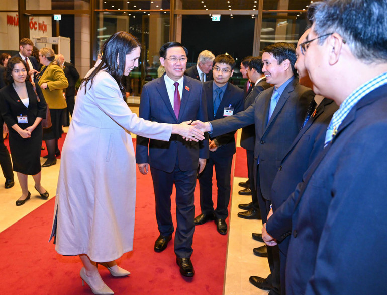Chủ tịch Quốc hội Vương Đình Huệ giới thiệu với Thủ tướng New Zealand Jacinda Ardern thành viên Đoàn đại biểu Quốc hội Việt Nam dự buổi tiếp.