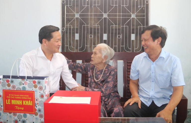 Phó Thủ tướng Lê Minh Khái thăm hỏi, động viên và tặng quà Mẹ Việt Nam Anh hùng Nguyễn Thị Tuyết, tại, phường Thủy Phương (thị xã Hương Thủy).