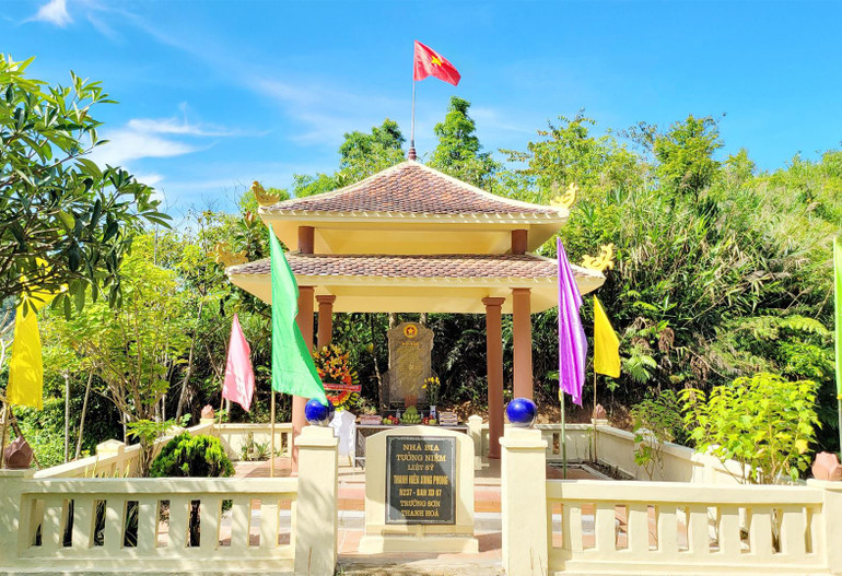 Nhà Bia tưởng niệm tri ân 67 anh hùng liệt sĩ tại Ngã ba Dân Chủ vừa được tôn tạo.