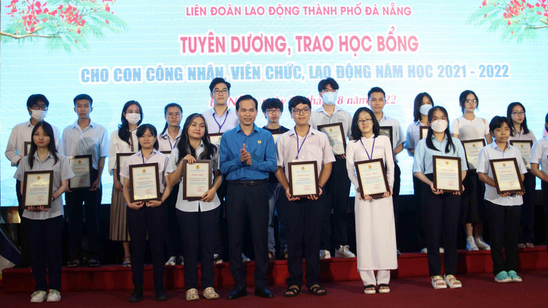 Tuyên dương và trao học bổng cho các em học sinh.