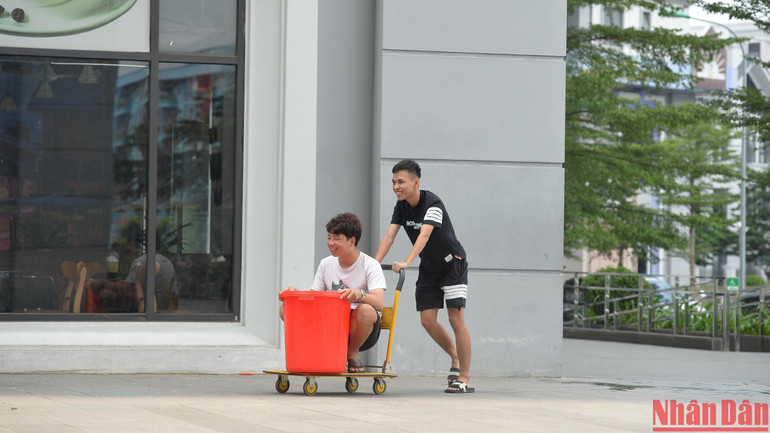 Niềm vui khi có nước mang về...