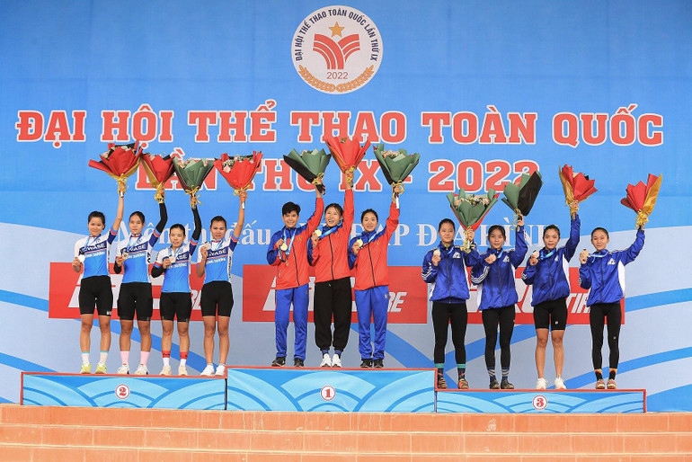 Các vận động viên nhận giải.