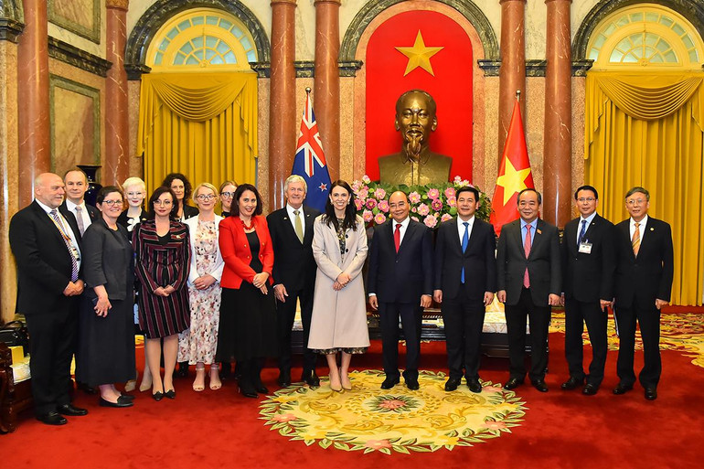 Chủ tịch nước Nguyễn Xuân Phúc, Thủ tướng New Zealand Jacinda Ardern và các đại biểu chụp ảnh chung sau buổi tiếp.