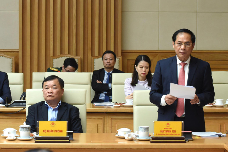 Bộ trưởng Ngoại giao Bùi Thanh Sơn báo cáo về công tác triển khai ngoại giao vaccine và các bài học kinh nghiệm.