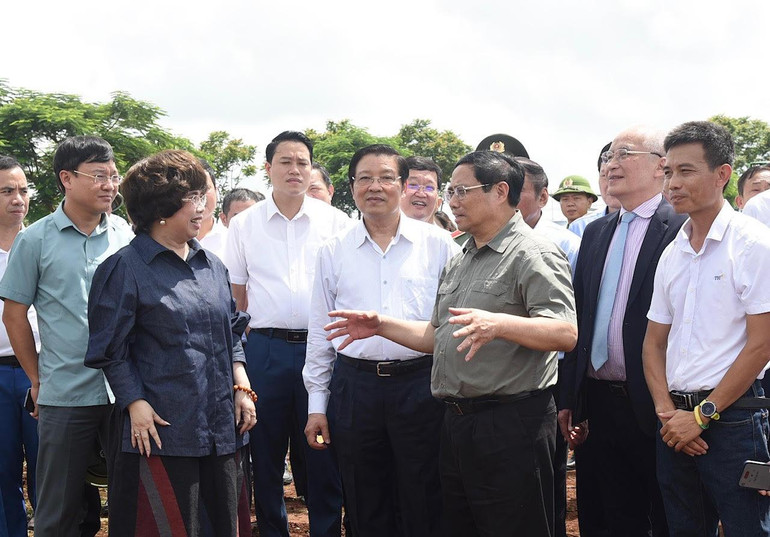 Thủ tướng Phạm Minh Chính đến thăm cánh đồng cỏ ứng dụng công nghệ cao của Tập đoàn TH.