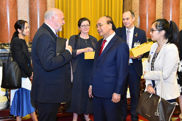 Chủ tịch nước Nguyễn Xuân Phúc trao đổi với các thành viên trong Đoàn tháp tùng Thủ tướng New Zealand Jacinda Ardern sau buổi tiếp.