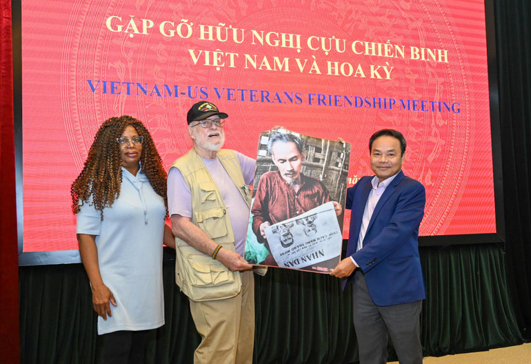 Phó Tổng Biên tập Báo Nhân Dân Đinh Như Hoan trao quà lưu niệm tặng ông Steve Edmunds và phu nhân. (Ảnh Duy Linh) Phó Tổng Biên tập Báo Nhân Dân Đinh Như Hoan trao quà lưu niệm tặng ông Steve Edmunds và phu nhân. (Ảnh Duy Linh)