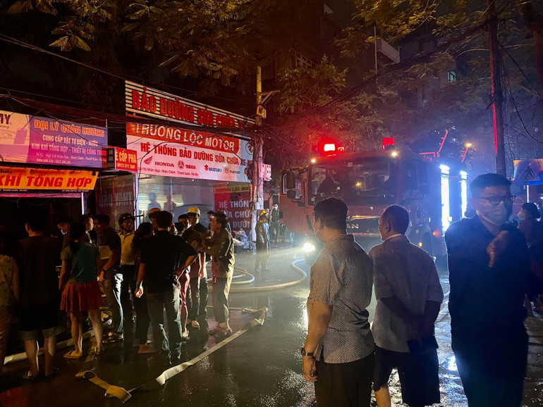 Rất đông người dân hiếu kỳ tập trung tại hiện trường.