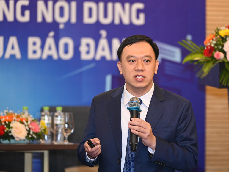 Nhà báo Ngô Việt Anh, Phó Trưởng Ban Nhân Dân điện tử đã có những chia sẻ cụ thể về những đổi mới tại Báo Nhân Dân. (Ảnh: Duy Linh)