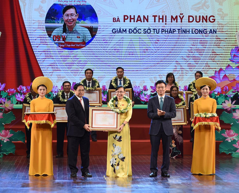 Thủ tướng Phạm Minh Chính trao bằng khen cho các cá nhân có thành tích xuất sắc trong 10 năm hưởng ứng ngày Pháp luật Việt Nam.