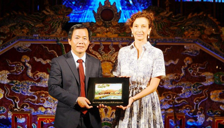Chủ tịch UBND tỉnh Nguyễn Văn Phương tặng quà lưu niệm cho Tổng giám đốc UNESCO Audrey Azoulay. Chủ tịch UBND tỉnh Nguyễn Văn Phương tặng quà lưu niệm cho Tổng giám đốc UNESCO Audrey Azoulay.