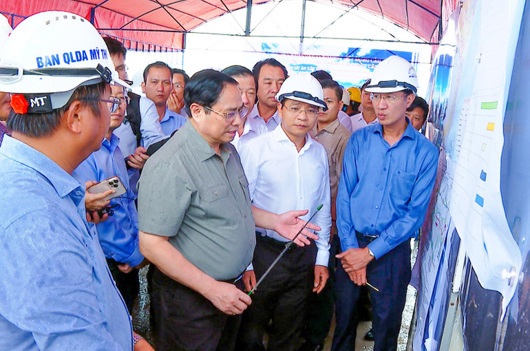 Thủ tướng Phạm Minh Chính cùng đoàn công tác kiểm tra công trình cầu Mỹ Thuận 2. (Ảnh: BÁ DŨNG) Thủ tướng Phạm Minh Chính cùng đoàn công tác kiểm tra công trình cầu Mỹ Thuận 2. (Ảnh: BÁ DŨNG)