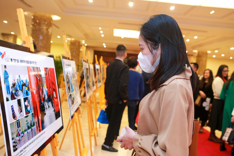 Các đại biểu tham dự triển lãm tại lễ trao giải. Các đại biểu tham dự triển lãm tại lễ trao giải.