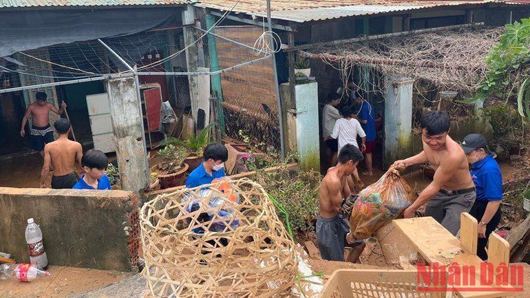 Người dân Đà Nẵng khắc phục hậu quả sau cơn mưa lịch sử. (Ảnh: Thanh Tâm) Người dân Đà Nẵng khắc phục hậu quả sau cơn mưa lịch sử. (Ảnh: Thanh Tâm)