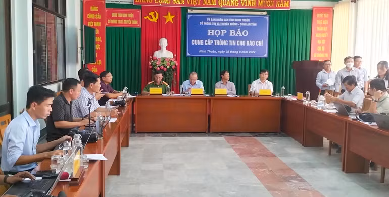 Sở Thông tin và Truyền thông tổ chức buổi họp báo cung cấp thông tin về vụ việc cho phóng viên báo chí sau khi vụ tai nạn xảy ra.