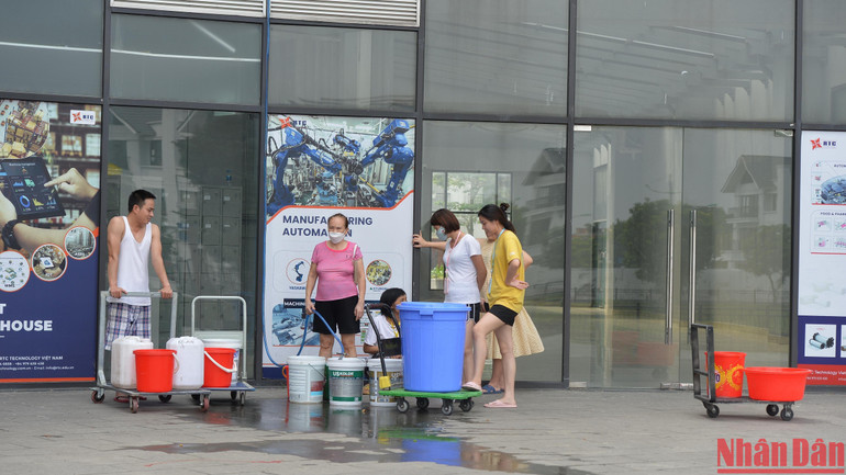 Theo thống kê, Nhà máy nước sạch Sông Đà cung cấp nước cho khoảng 250.000 hộ dân ở các quận phía Tây Hà Nội như Thanh Xuân, Hà Đông, Nam Từ Liêm…