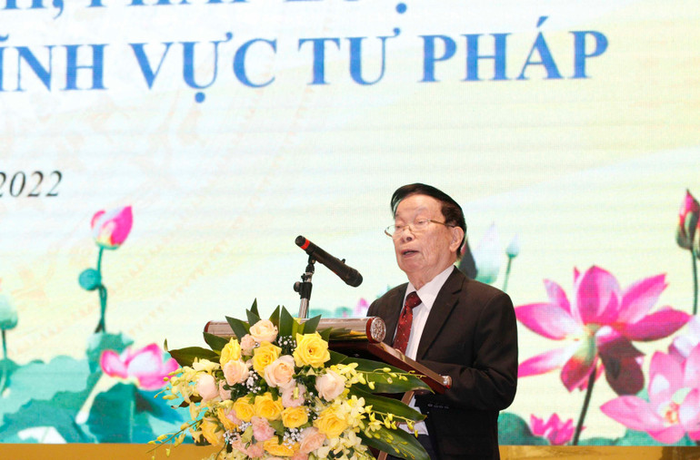 PGS.TS Nguyễn An Lịch, Viện trưởng Viện An sinh xã hội và phát triển cộng đồng trình bày tham luận tại hội thảo.