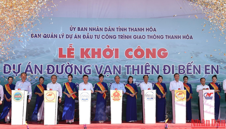 Chủ tịch nước Nguyễn Xuân Phúc và các đại biểu dự lễ thực hiện nghi thức khởi công xây dựng dự án đường Vạn Thiện đi Bến En. Chủ tịch nước Nguyễn Xuân Phúc và các đại biểu dự lễ thực hiện nghi thức khởi công xây dựng dự án đường Vạn Thiện đi Bến En.