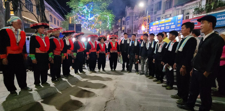 Đồng bào dân tộc Dao tại Chợ Tình Phong Lưu năm 2022.