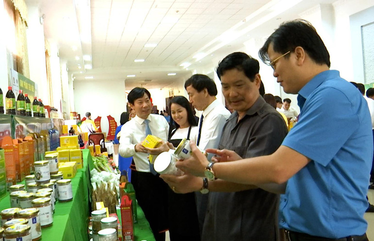 Các đại biểu tham quan triển lãm các gian hàng nông sản của các đơn vị dự thi các tỉnh. Các đại biểu tham quan triển lãm các gian hàng nông sản của các đơn vị dự thi các tỉnh.