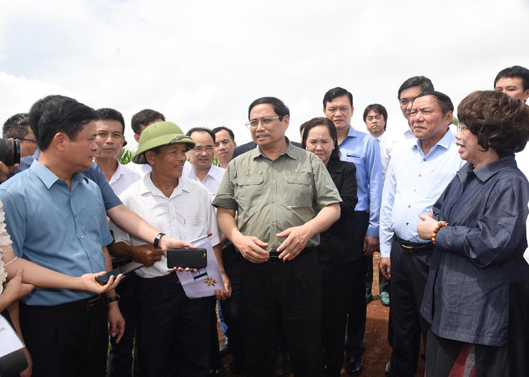 Thủ tướng Phạm Minh Chính thăm hỏi nông dân, người lao động vùng sản xuất nông nghiệp công nghệ cao.