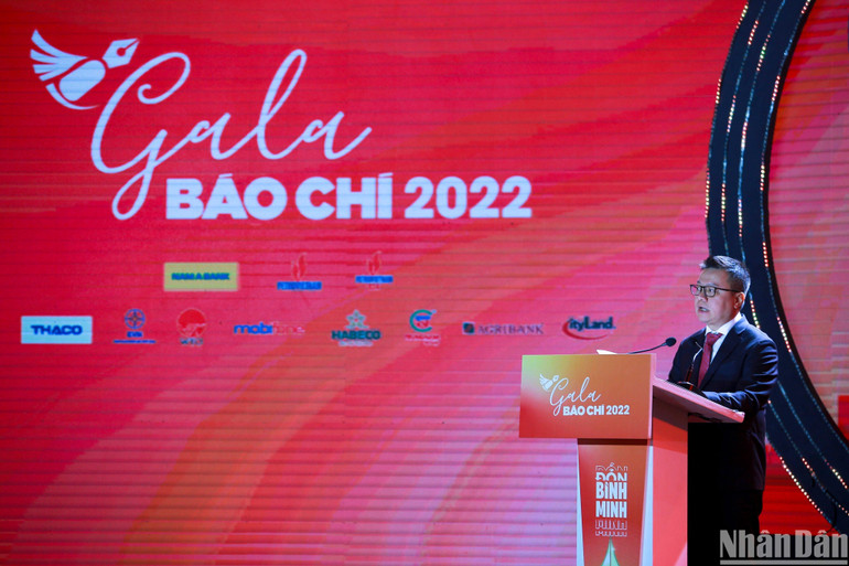Đồng chí Lê Quốc Minh, Ủy viên Trung ương Đảng, Tổng Biên tập Báo Nhân Dân, Phó Trưởng Ban Tuyên giáo Trung ương, Chủ tịch Hội Nhà báo Việt Nam phát biểu tại lễ trao giải. Đồng chí Lê Quốc Minh, Ủy viên Trung ương Đảng, Tổng Biên tập Báo Nhân Dân, Phó Trưởng Ban Tuyên giáo Trung ương, Chủ tịch Hội Nhà báo Việt Nam phát biểu tại lễ trao giải.
