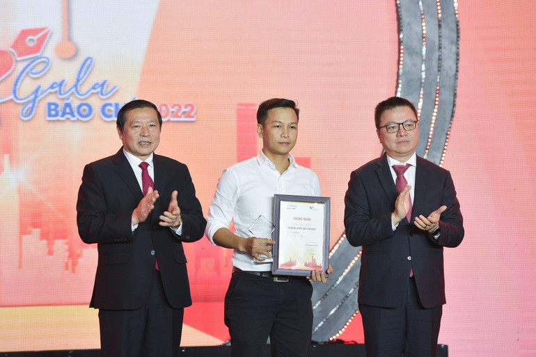 Đồng chí Lê Quốc Minh, Ủy viên Trung ương Đảng, Tổng Biên tập Báo Nhân Dân, Phó Trưởng Ban Tuyên giáo Trung ương, Chủ tịch Hội Nhà báo Việt Nam và đồng chí Lại Xuân Môn, Phó trưởng Ban Thường trực Ban Tuyên giáo Trung ương trao Giải đặc biệt cho tác giả Lưu Trọng Đạt (TTXVN) với tác phẩm Lời khẩn cầu từ dòng Đà Giang. Đồng chí Lê Quốc Minh, Ủy viên Trung ương Đảng, Tổng Biên tập Báo Nhân Dân, Phó Trưởng Ban Tuyên giáo Trung ương, Chủ tịch Hội Nhà báo Việt Nam và đồng chí Lại Xuân Môn, Phó trưởng Ban Thường trực Ban Tuyên giáo Trung ương trao Giải đặc biệt cho tác giả Lưu Trọng Đạt (TTXVN) với tác phẩm Lời khẩn cầu từ dòng Đà Giang.