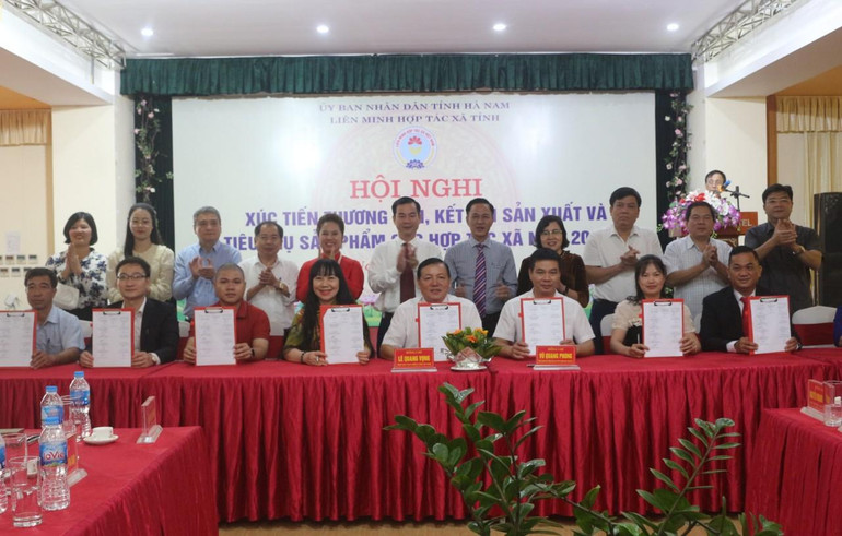 Các đơn vị, doanh nghiệp ký biên bản ghi nhớ, hợp đồng hợp tác tiêu thụ nông sản.