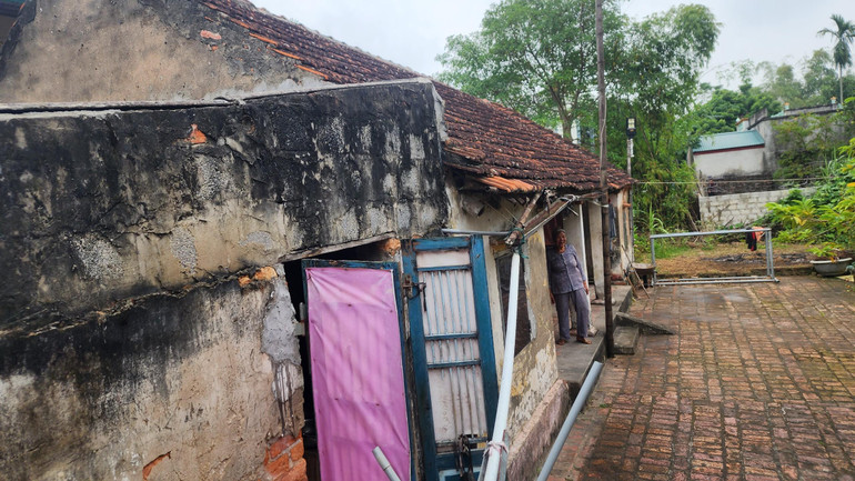 Bà Mười bên căn nhà đã không được sửa chữa từ... năm 1975