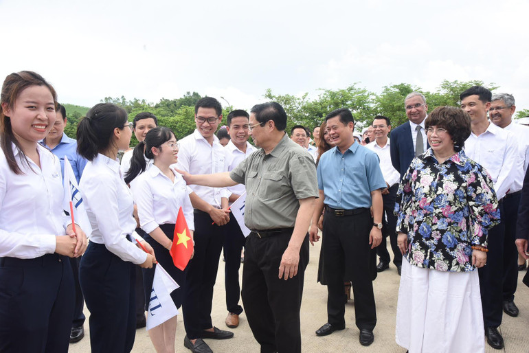 Thủ tướng Phạm Minh Chính thăm hỏi người lao động tại Trang trại chăn nuôi bò sữa tập trung, ứng dụng công nghệ cao của Tập đoàn TH.