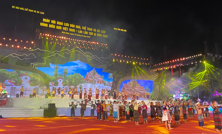 Diễn viên, nghệ nhân hai nước Việt Nam - Lào biểu diễn chương trình nghệ thuật trong lễ khai mạc Ngày hội.