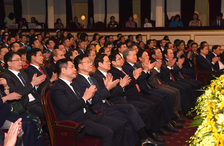 Thủ tướng Phạm Minh Chính và các đồng chí lãnh đạo Đảng, nhà nước tham dự chương trình.