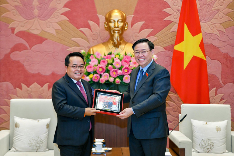 Chủ tịch Quốc hội Vương Đình Huệ tặng quà lưu niệm cho Chủ tịch Kiểm toán Lào.