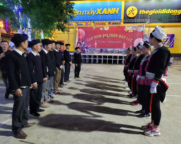 Hát đối đáp của đồng bào dân tộc Sán Chỉ.