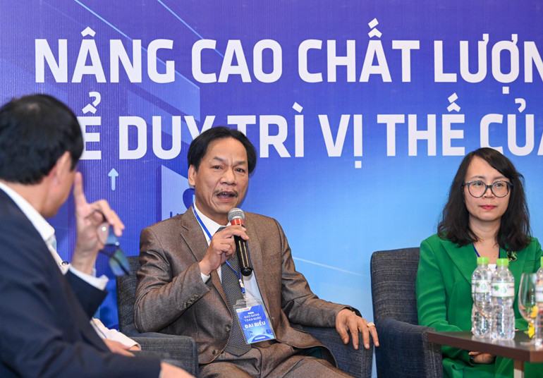 Các nhà báo chia sẻ kinh nghiệm đổi mới báo chí tại hội thảo. (Ảnh: Duy Linh)