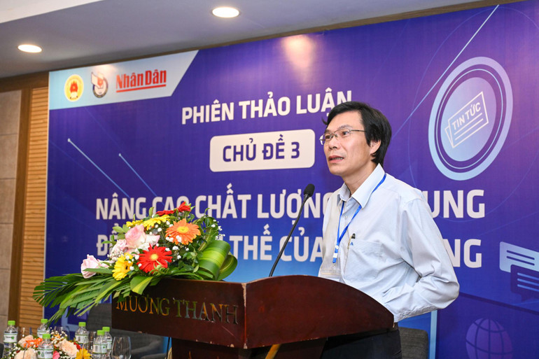 Phó Tổng Biên tập báo Sài Gòn Giải phóng Phạm Văn Trường trình bày tham luận (Ảnh: Duy Linh)