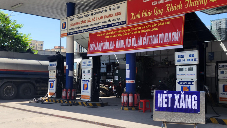 ... thậm chí thông báo hết xăng. Ảnh chụp tại cây xăng trên đường Phạm Văn Đồng vào khoảng 10 giờ sáng 11/10.