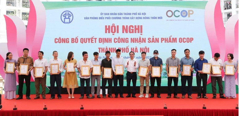 Trao giấy chứng nhận sản phẩm OCOP cho các chủ thể tại Hội nghị.