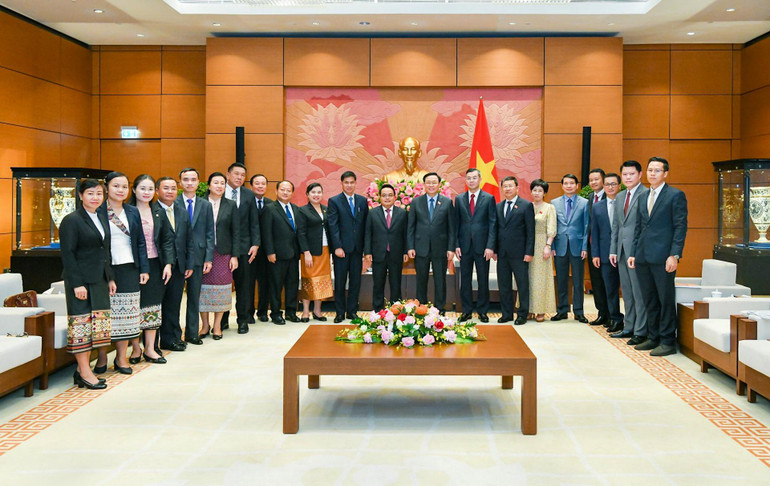 Chủ tịch Quốc hội Vương Đình Huệ và Chủ tịch Kiểm toán Lào Viengthavisone Thephachanh với các đại biểu tại buổi tiếp.