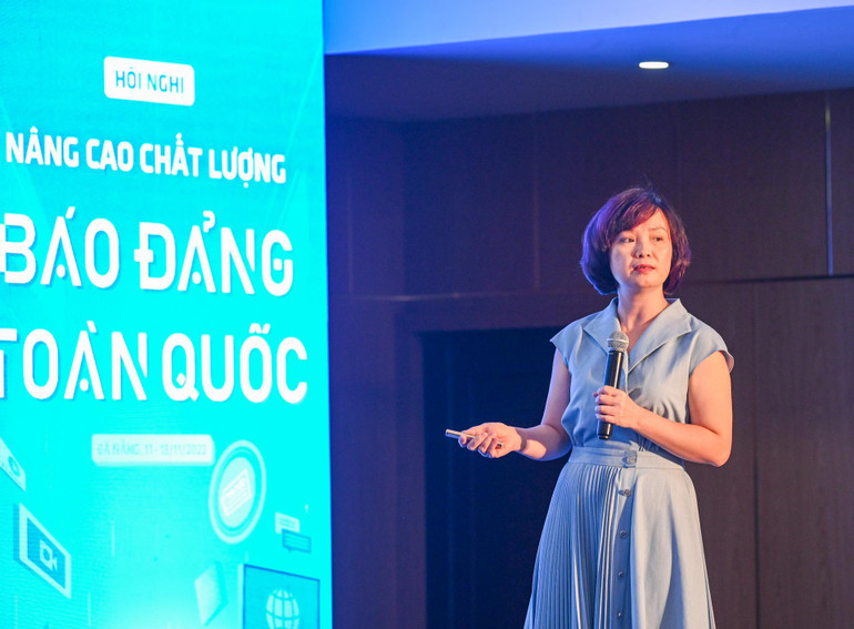 Giám đốc Trung tâm Tư liệu và Đồ hoạ TTXVN Phạm Thị Phương Thảo trình bày tham luận