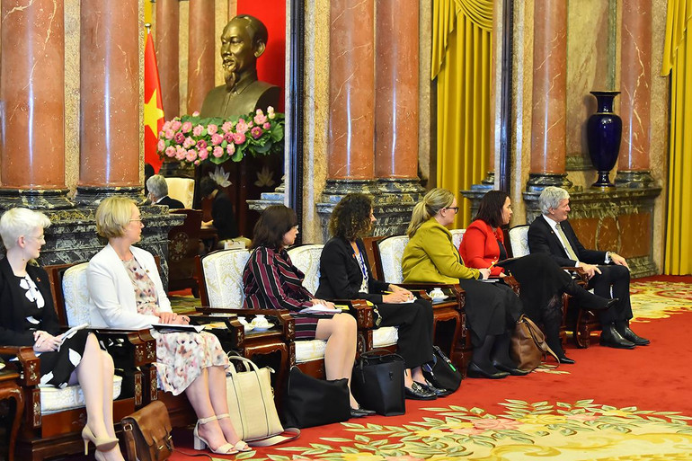 Các thành viên trong Đoàn tháp tùng Thủ tướng New Zealand Jacinda Ardern tham dự buổi tiếp.