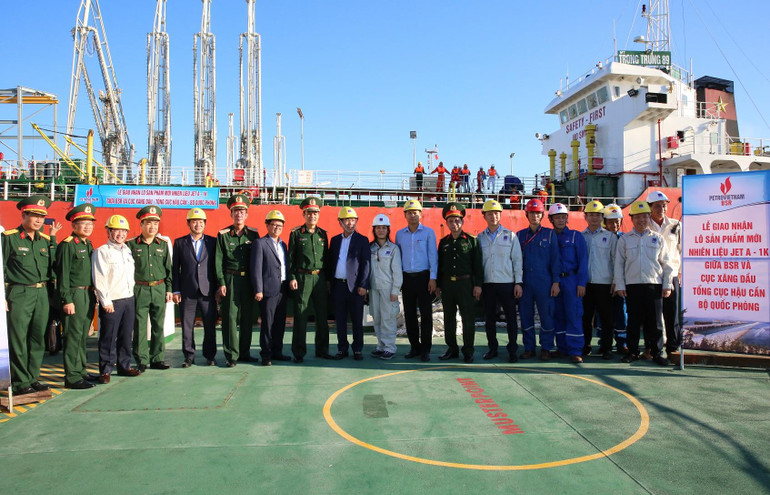 Lãnh đạo Tổng cục Hậu cần, Quân khu 5; lãnh đạo Petrovietnam và BSR đã chứng kiến tàu hàng cập cảng Jetty Nhà máy Lọc dầu Dung Quất nhận xăng Jet A-1K.